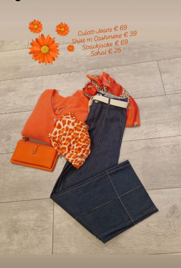 Stylische Kombi aus Culott-Jeans & oranger Strickjacke mit Leoshirt