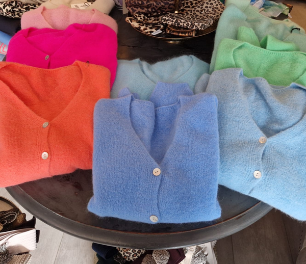 Kuschelige Strickjacken und Pullis in vielen Farben mit Alpaka
