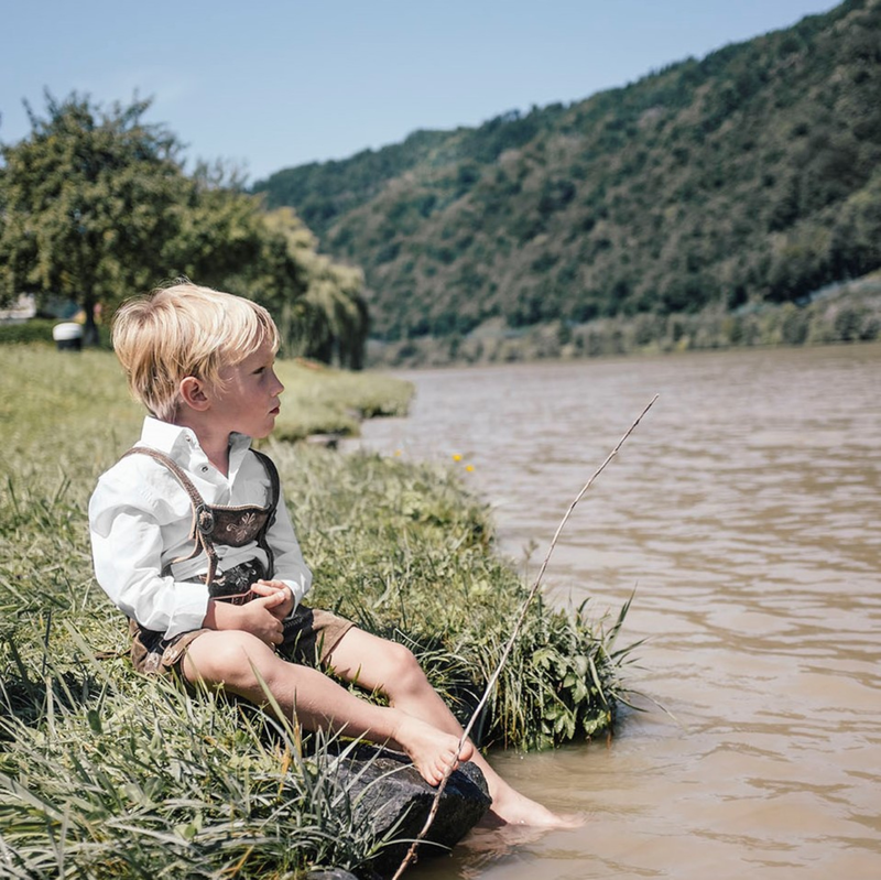 Süsse Kinderlederhose mit Hemd aus dem schönen Chiemgau